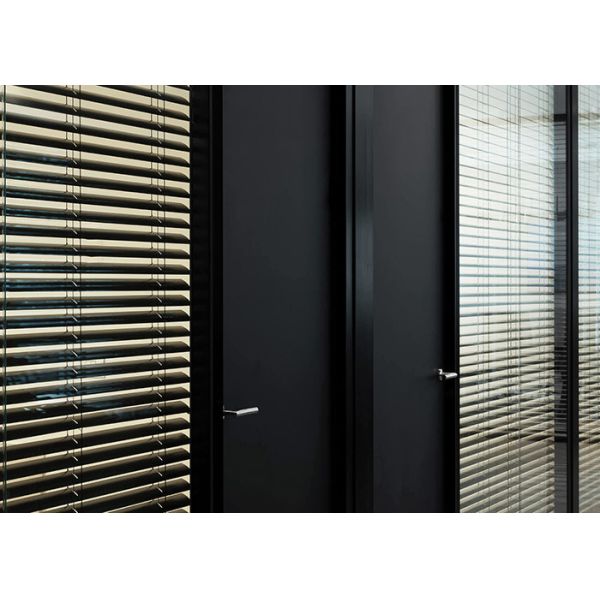 электрически двойные стеклянные стеклянные перегородки стена черная рама белые жалюзи модульная стена