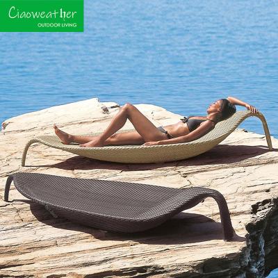 Coupe pas de la piscine extérieure Leaf Design imperméable à l'eau épais cadre en aluminium PE rotin Handwoven chaise de lit solaire lit fauteuils roulants