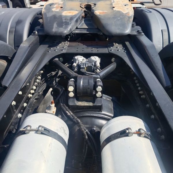 Shaanxi Automobile Delong 6X4 Diesel Tractor Truck Sales for Towing Semi Trailer Needs