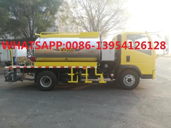 HOWO Light Asphalt Sprayer Truck 4x2 6 Wheeler With Yunnei Engine 115hp
