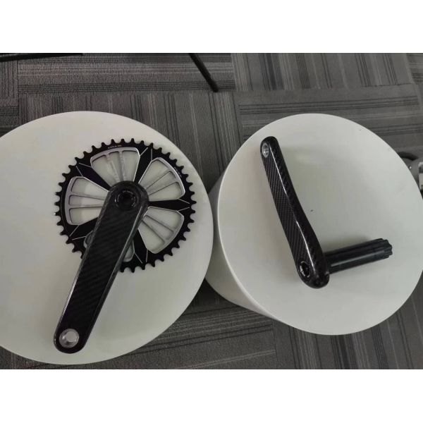 Chine en gros Crankset de vélo routier en gravier de carbone léger 170/172,5 mm Arbre 40/42/44T Chainring.