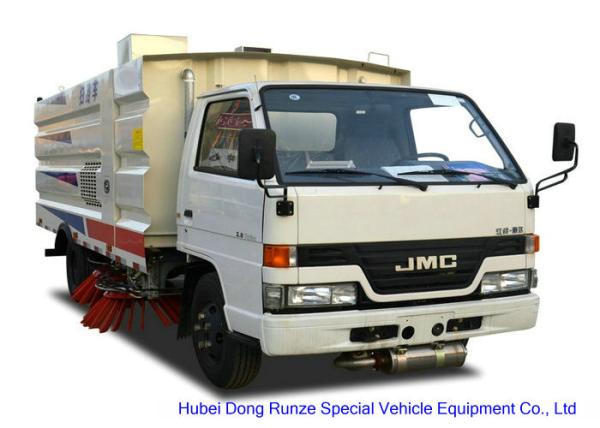 JMC Truck Mounted Road Sweeping Machine With 4 Brushes 5.5 Cbm Trash 1,5 Cbm Water