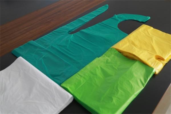 Coloured 27x42 Disposable PE Apron Flat Or Roll Packing For Kitchen Cleaning