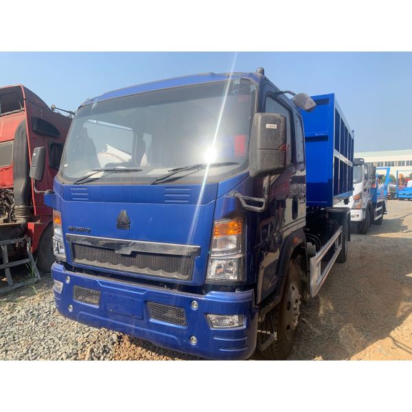 SINOTRUK HOWO 10 Tons arm roll garbage truck