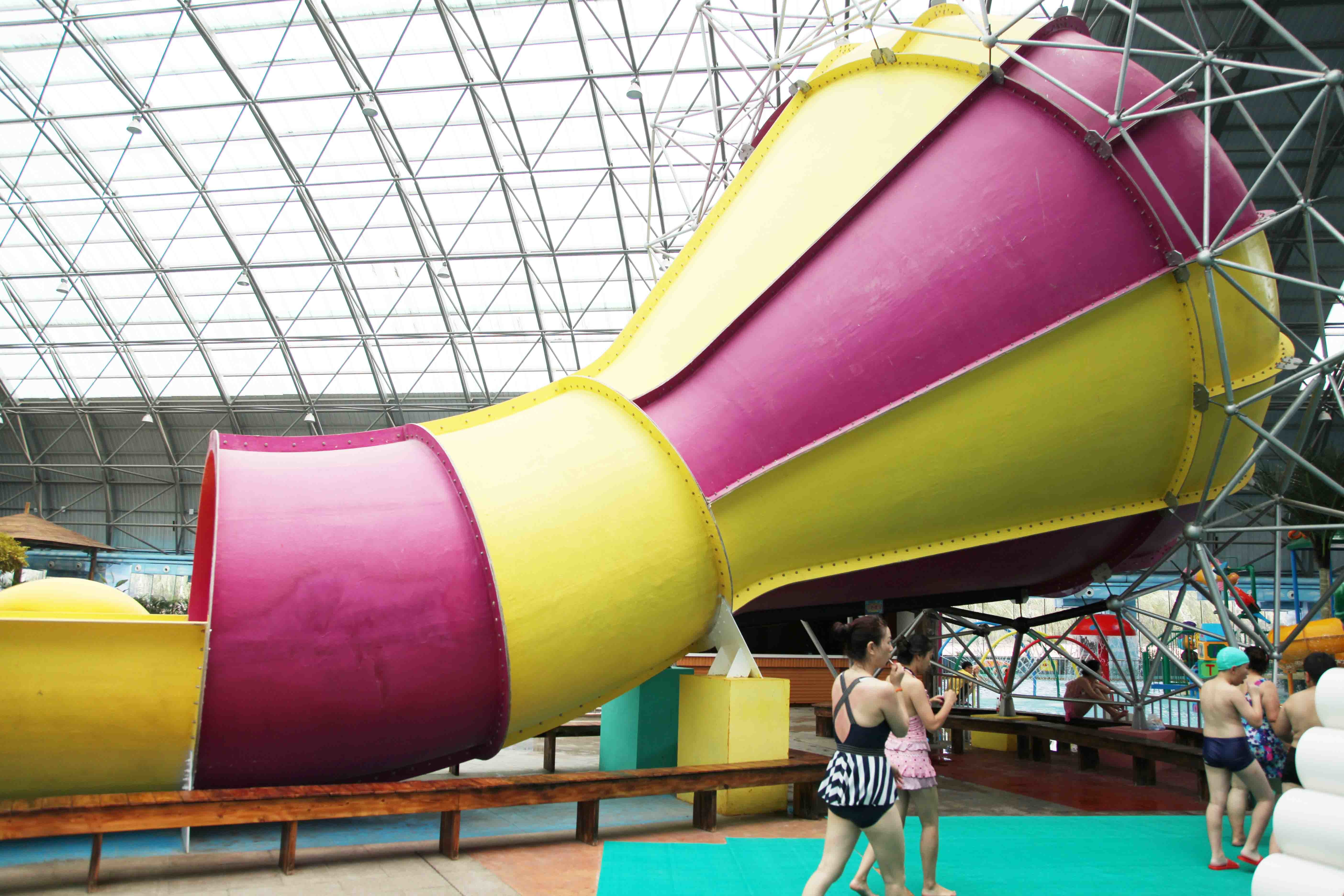 Waterslide детей над скольжением воды бассеина земли для игры воды семьи взаимодействующей