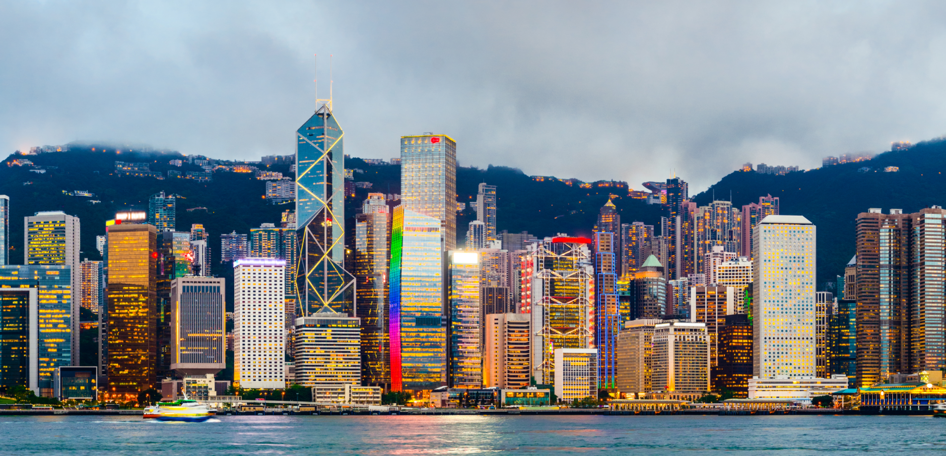 Наружный металлический пикник с двумя скамейками, установленными на поверхности