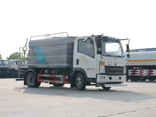 Manual Transmission Type 5 Ton 4 * 2 Mini Water Sprinkler Truck for Road Cleaning Outlet HoWo 14 m Range