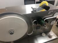 Máquina de enrolar fita semiautomática para a Índia Frete grátis Comprimento de alimentação 55mm ajustável
