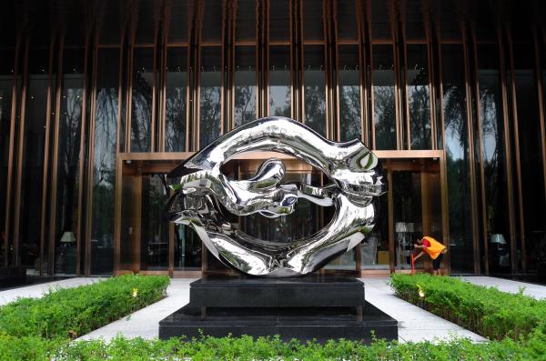 Mirror Finish Outdoor Contemporary Metal Sculpture For Square Decoration