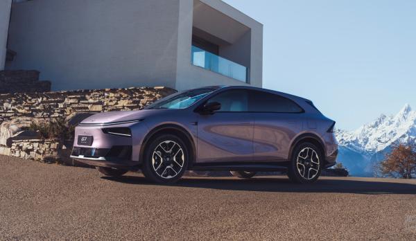 2026 XPENG G7 Smart Family SUV with Super Range Extender 800V High-Voltage Platform and Qualcomm Snapdragon 8295P