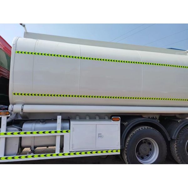Sinotruk HOWO 6*4 Нефтяной танкер с ручной трансмиссией и сертификацией GCC