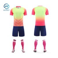Melhore o teu jogo com camisetas elegantes e funcionais da equipa de futebol
