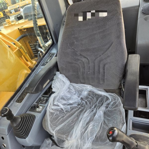 Used tracked Excavator Chinese brand 22T in excellent condition  capacity 1.1m³ rated power 112kW for construction
