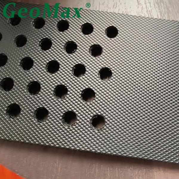 Améliorez les performances de vos projets d'infrastructure avec le géocellule GeoMax en PEHD soudé de 150 mm de hauteur et 356 mm pour la protection des pentes