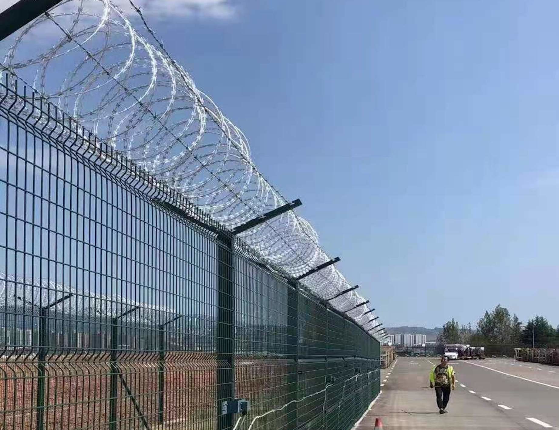 Гальванизированное спиральное перекрестное лезвие бритвы ограждая колючую проволоку бритвы зеленого цвета чернил провода