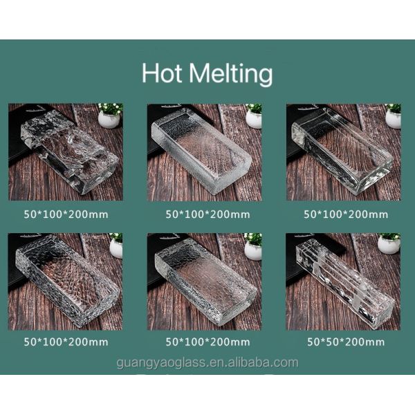 Les briques colorées en verre murent le solide clair dur pour construire la décoration intérieure