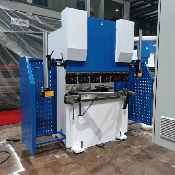 NC Hydraulic Press Brakes Bending Machine 400KN 1200mm Estun E21 Control