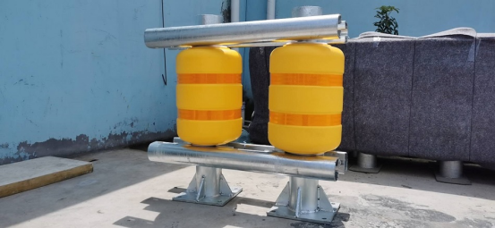 Highway Safety Yellow Plastic Roller Guardrail Road Barrier System 100kn/H