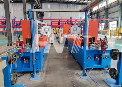 Linha da isolação do fio com a máquina de bobinamento do cabo