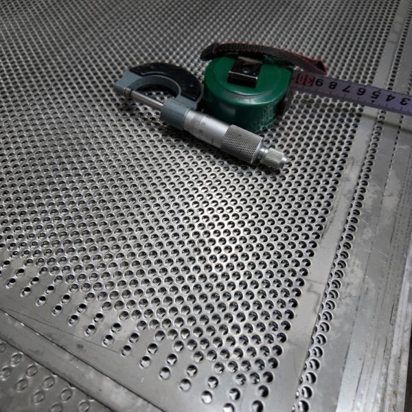 2.5mm Thick Galvanized Perforated Mesh for Balcony Protection