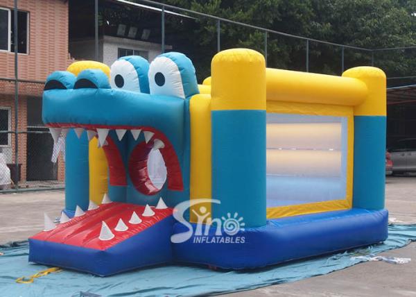 O leão-de-chácara inflável do crocodilo grande interno da boca das crianças com o EN14960 certificado vem com o ventilador do CE de sino Inflatables