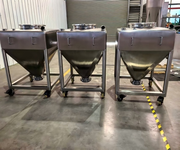 Double Column Hopper Pharmaceutical Powder Mixer Automatic Lifting Bin Blender Machine