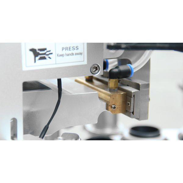 El relleno de aluminio automático y la máquina de aislamiento 5kw VFD del tubo del ungüento ajustaron