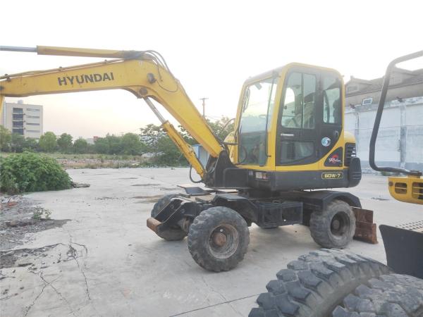                  Hyundai 6 Ton Mobile Excavator R60W-7, Used Origin Korea hydraulic Wheel Excavator Hyundai R60W-7 for Sale             