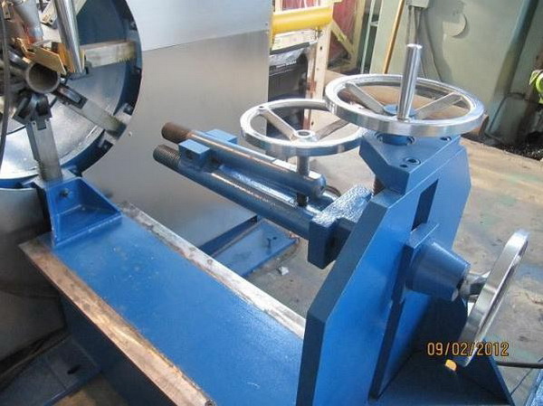 Шов сварочного оборудования фонарного столба улицы одиночный обрабатывая стальную трубку подгонял