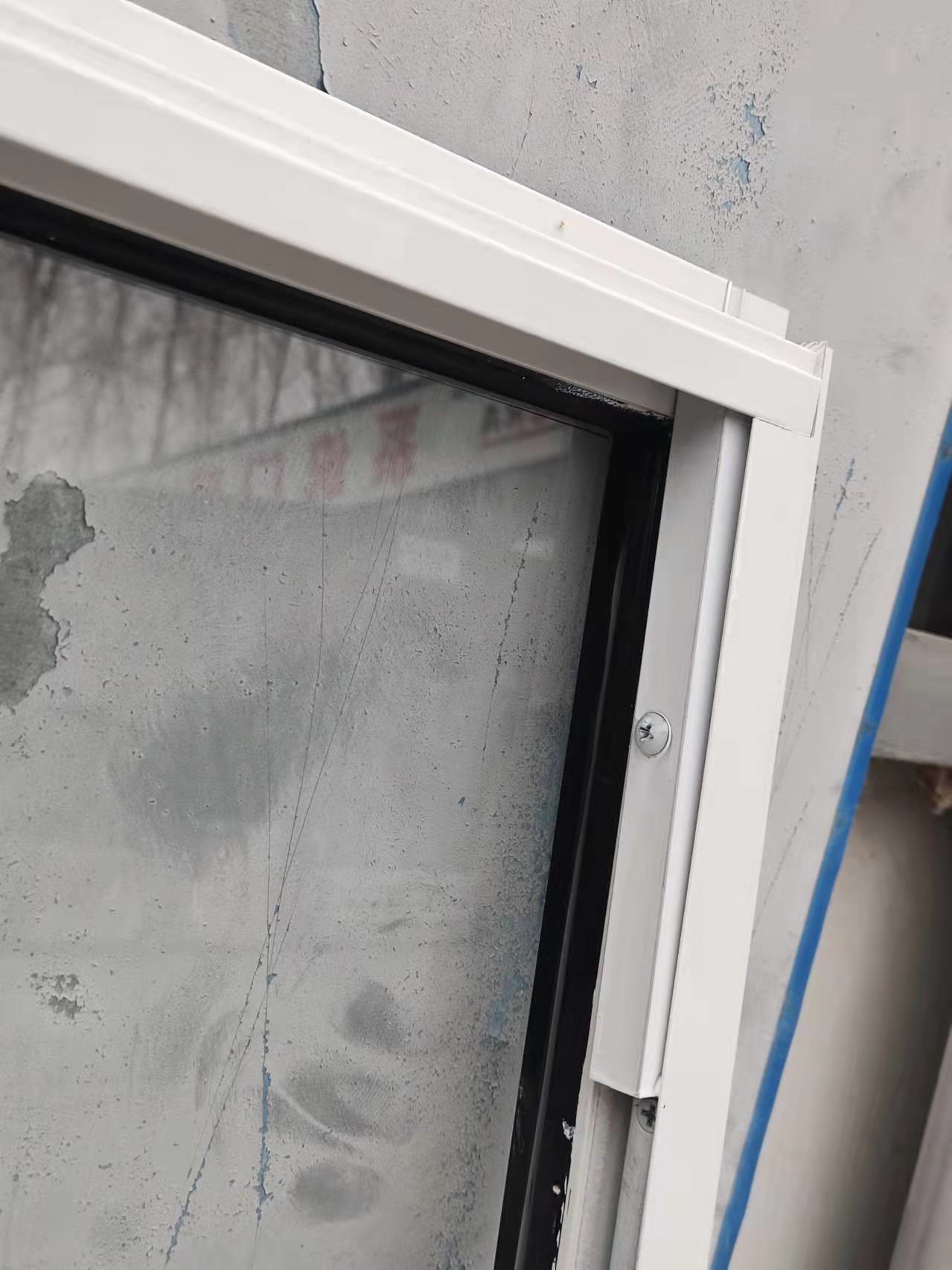 Белое виниловое окно 48х48 с одноподвесным экраном
