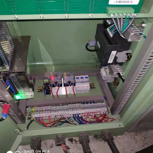 Зеленая машина Somet G6200 Мюллера сплетя разделяет систему управления касания