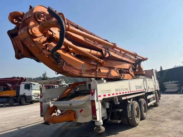 Activité spéciale Zoomlion 49 mètres voiture de pompe vendue Mercedes châssis camion de pompe septique