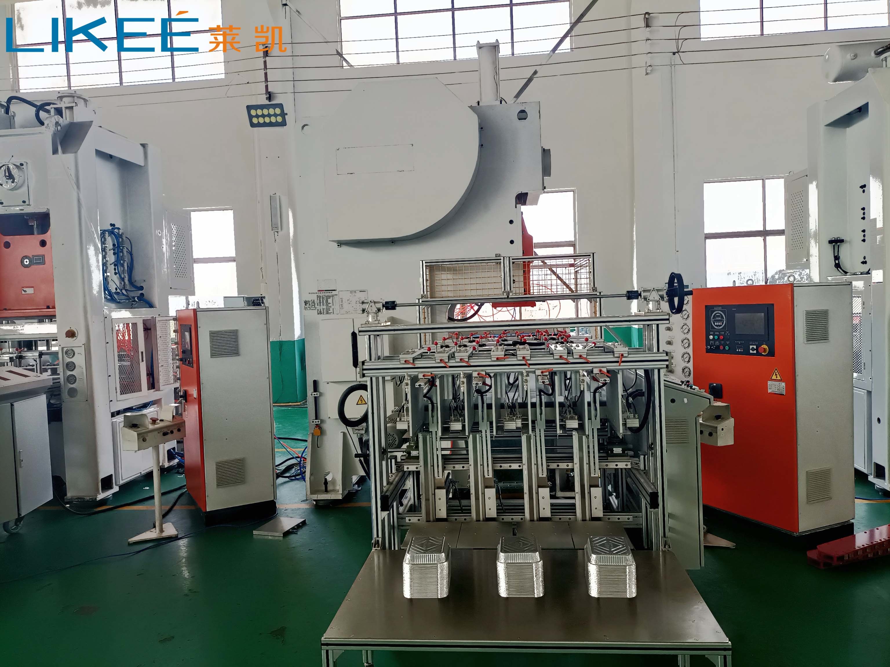 Mitsubishi Servo Motor Driven Алюминиевая фольга Пластиковая пищевая емкость, которая делает машину простой в использовании