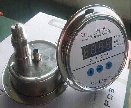 Digital pressure switch with Axialand 100 dial diameter HPC-2100