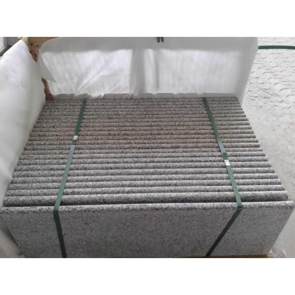 Bandes de roulement d'escalier gris-clair/blanches de granit, bandes de roulement d'escalier en pierre extérieures 120 x 33 x 3cm