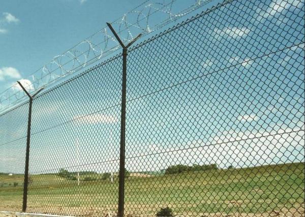 Low Carbon Iron 1.8 M Chain Link Fence , 15m Length/Roll Sports Fence Panels