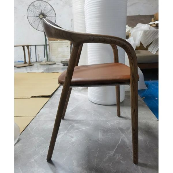 Chaise de salle à manger contemporaine en frêne avec coussin en tissu cuir