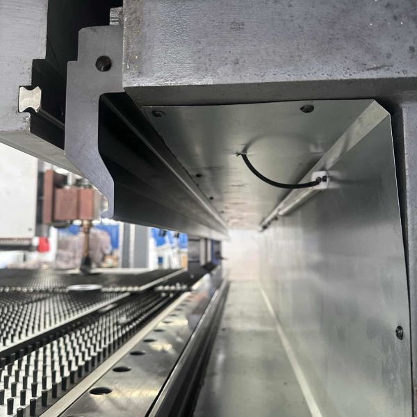 2500mm CNC Sheet Metal Bending Machine with ±0.1mm Precision and 13-Axis CNC Control for Industrial Applications