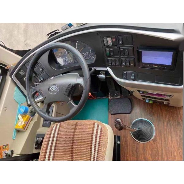 Выведенное управляя одиночное шасси воздушной подушки дверей роскошный VIP усаживает используемого пассажира автобус использовал места бренда ZK6908 38 автобуса Yutong