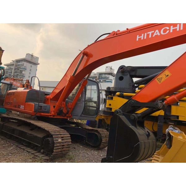 Red Hitachi EX200-5 Excavator 20 Tons Isuzu Engine 3293 Working Hours 90% Undercarriage