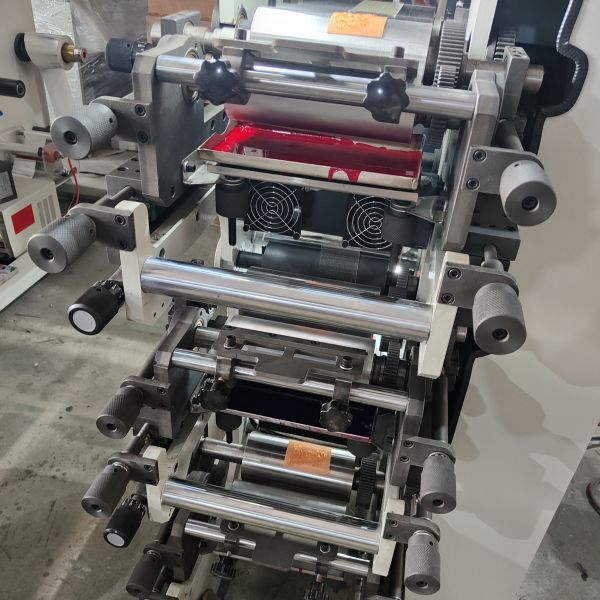 Высокоскоростная флексографская печатная машина с длиной 250 мм, шириной 180 мм, скоростью 5-60 м/мин и точностью 0,15 мм