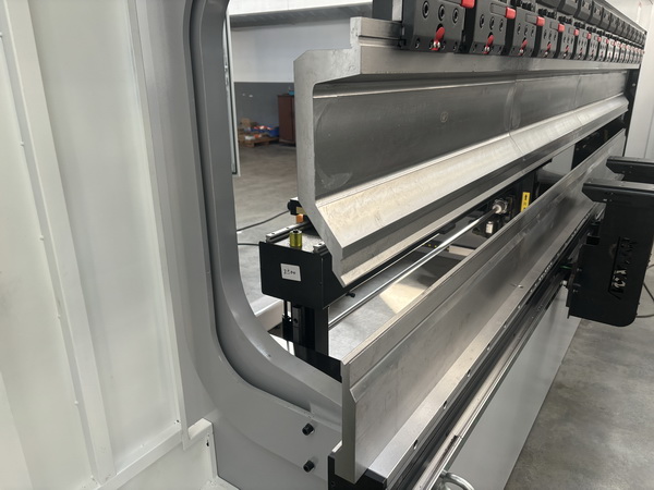 High Powerful 170T CNC Plate press brake Machine Process 5m Long Stainless Steel