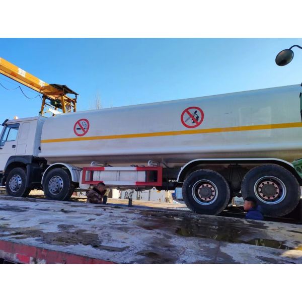 HOWO 8*4 Fuel Oil Tank Truck with and 1 Year After-sales Service