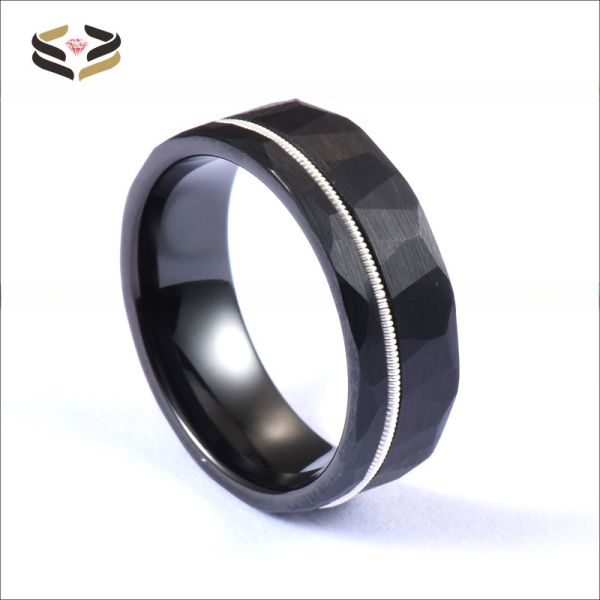 Mujeres Moda Negro Finish Faceted Martillado Banda de Boda de Tungsteno Con Cuerdas de Guitarra Blanca Inlay Confort Encaje Invisible