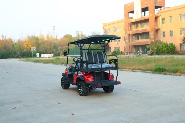 Le chariot de golf tout-terrain électrique à batterie de lithium rouge peut accueillir quatre personnes et supporte la personnalisation