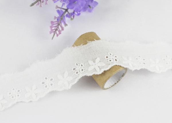 O laço bordado floral branco do algodão apara a fita do laço do ilhó para o mercado do vestuário