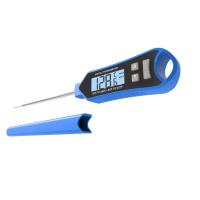 L'instant de viande de bifteck a lu le thermomètre de nourriture de Digital avec le four de couverture de sonde