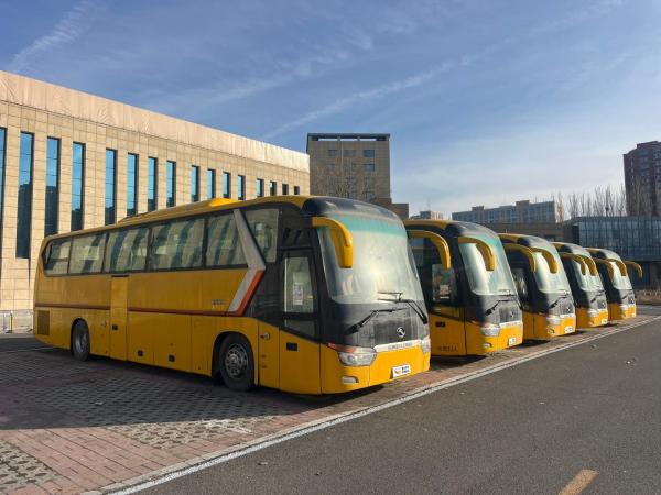 Autobús largo usado Yellow King: 63 asientos, motor Yuchai y transmisión manual