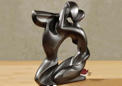 Revestimento térmico de beijo da coloração dos pares do amor da estátua de bronze abstrata
