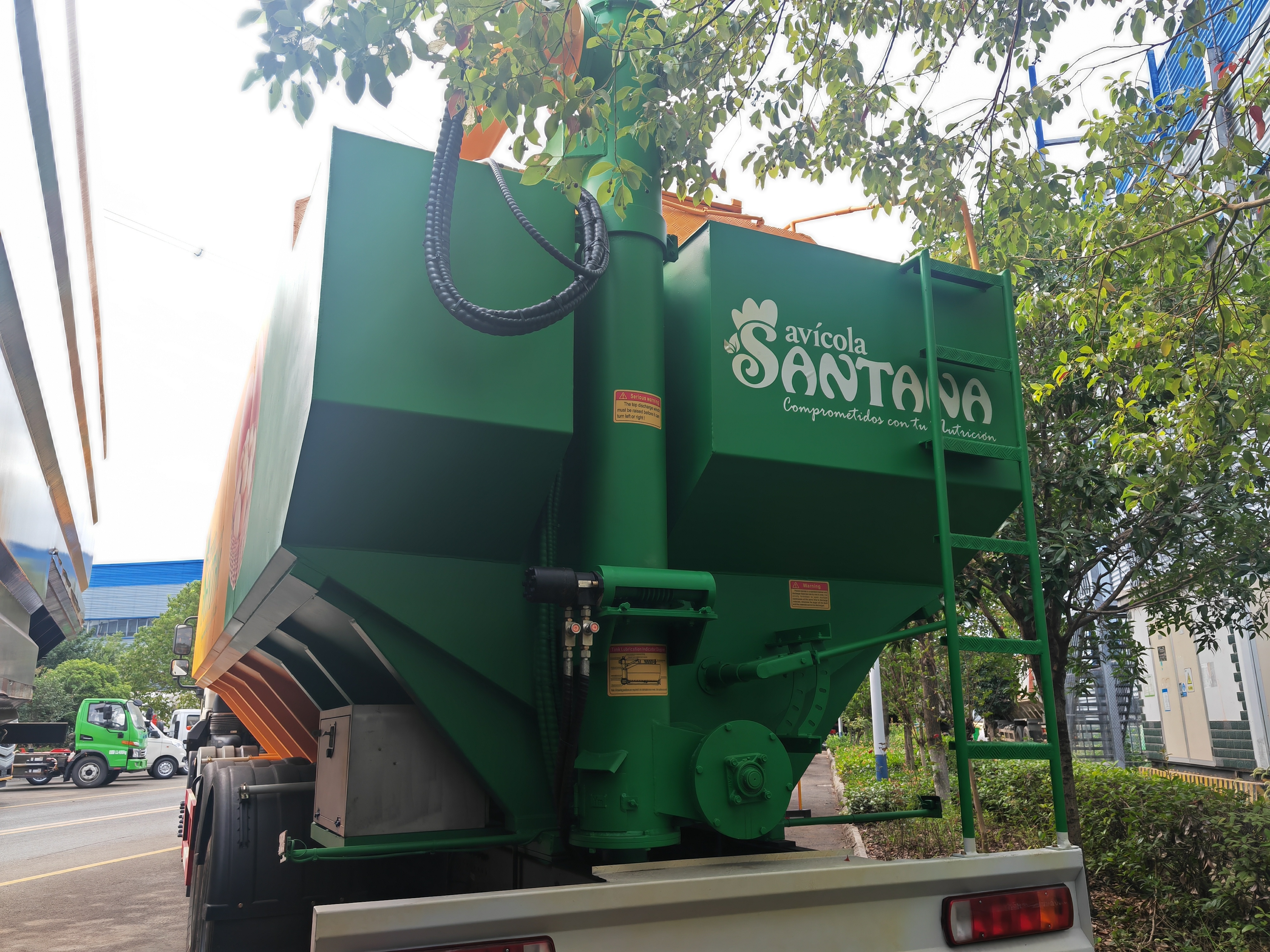 Foton Auman 8x4 Bulk Feed Truck Exporting to Colombia